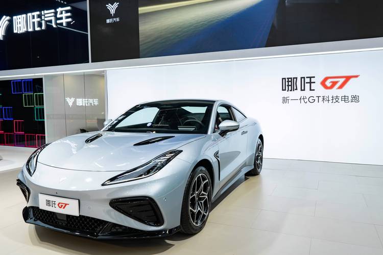 深圳341哪吒汽车在智能汽车领域的表现，领途汽车在新能源汽车市场中的影响力